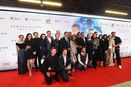 Москва. Съемочная группа на премьере фильма `Сквозь время` в кинотеатре `Каро 11 Октябрь`.