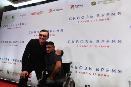 Москва. Актер Егор Бероев и сержант 1-го армейского корпуса ДНР Рафи Джабар (Абдула) на премьере фильма `Сквозь время` в кинотеатре `Каро 11 Октябрь`.