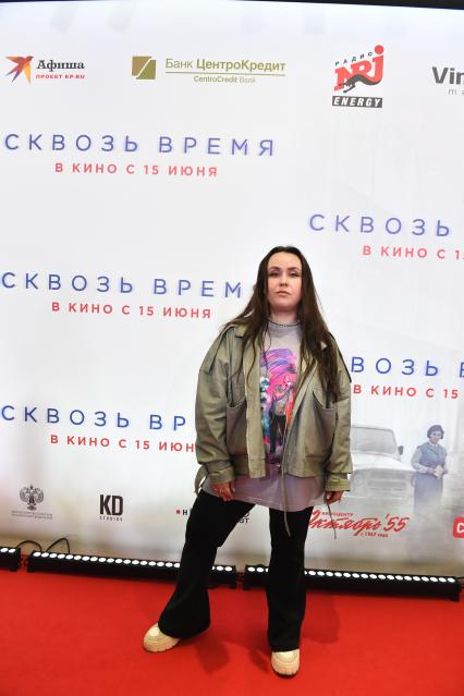 Москва. Актриса  Альбина Кабалина    на премьере фильма  `Сквозь время`  в кинотеатре `Каро 11 Октябрь`.