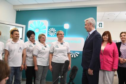 Москва. Мэр Москвы Сергей Собянин на открытии первого в России симуляционного центра обучения навыкам профессионального ухода, расположенного на территории Научно-практического геронтопсихиатрического центра.
