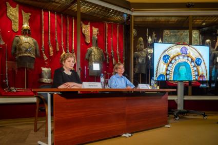 Москва. Гендиректор Музеев Кремля Елена Гагарина и глава Владимиро-Суздальского музея-заповедника Екатерина Проничева представили совместный проект, посвященный тысячелетию со дня основания Суздаля `Русский феникс : Суздальская земля`.