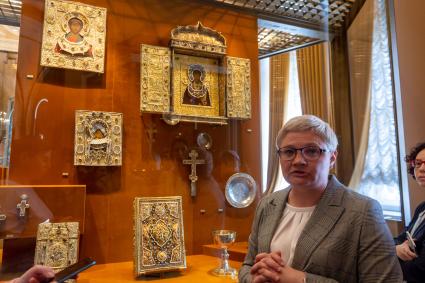 Москва.   Куратор выставки `Русский Феникс: Суздальская земля`, открывшейся к 1000-летию основания Суздаля,  в Оружейной палате Кремля  Ольга Цицинова.