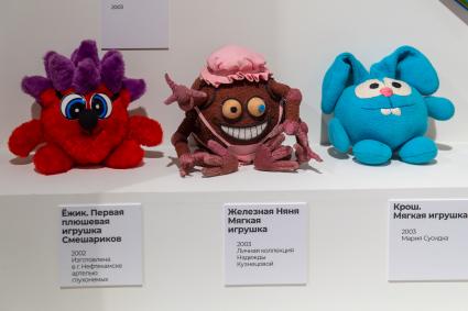 Москва.  Экспонаты на выставке `Смешарики. Искусство быть круглым` на Хлебозаводе.
