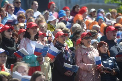 Екатеринбург. Участники сводного, тысячеголосого хора, во время празднования Дня России в историческом сквере