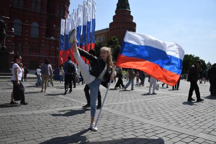 Москва.  Девочка с флагом на Манежной площади  в День празднования Дня России.