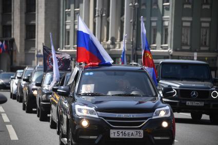 Москва. Колонна машин с  флагами России у здания Государственной Думы РФ  в день празднования Дня России.
