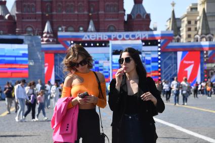 Москва. Прохожие на Красной площади в День празднования Дня России.