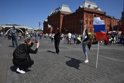 Москва.  Девочка с флагом на Манежной площади  в День празднования Дня России.