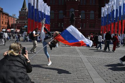 Москва.  Девочка с флагом на Манежной площади  в День празднования Дня России.