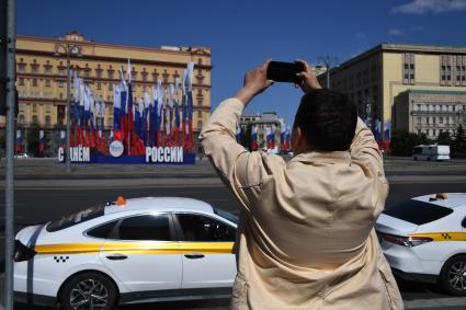 Москва. Мужчина  на Лубянской площади в День празднования Дня России.