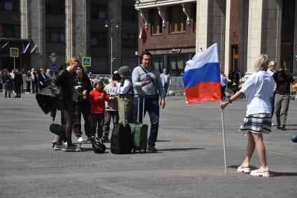 Москва.  Женщина с флагом на Манежной площади  в День празднования Дня России.