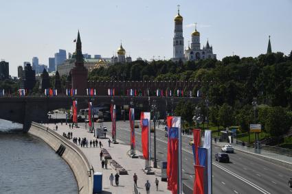 Москва.  Вид на Кремлевскую набережную в День празднования Дня России.