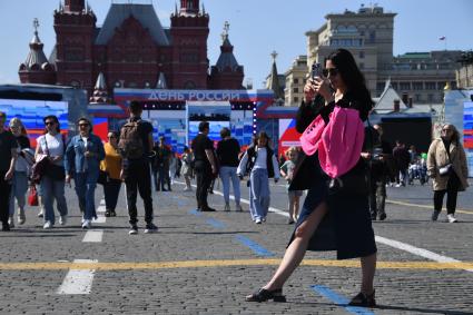 Москва. Прохожие на Красной площади в День празднования Дня России.
