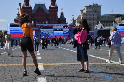 Москва. Прохожие на Красной площади в День празднования Дня России.