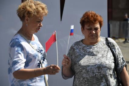 Москва. Женщин  на Манежной площади  в День празднования Дня России.