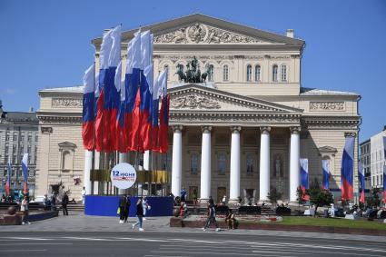 Москва.  Прохожие на Театральной площади  в День празднования Дня России.