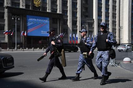 Москва.  Сотрудники полиции у здания Государственной Думы РФ в день празднования Дня России.