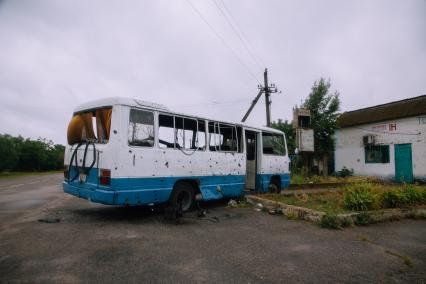 Херсонская область. г. Голая Пристань. Расстрелянный автобус на въезде в затопленный город. Во время эвакуации жителей из затопленного города украинский снаряд прилетел прямо сюда. Убило водителя и 33-летнюю беременную женщину. В результате удара ВСУ по Каховской ГЭС 6 июня произошло разрушение задвижек, начался неконтролируемый сброс воды, что привело к затоплению 35 населенных пунктов и территорий.