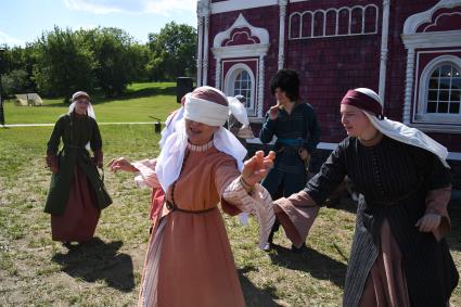 Москва.  Участники Московского исторического фестиваля `Времена эпохи`в  музее-заповеднике `Коломенское`.