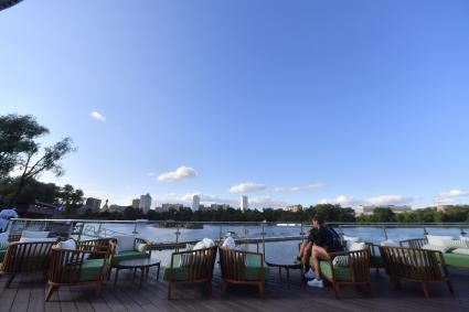Москва. Посетители на открытии новой пляжной зоны Dream Beach Club на `Острове Мечты`.