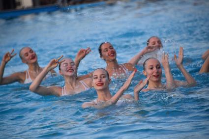 Москва. Выступление синхронисток на открытии новой пляжной зоны Dream Beach Club на `Острове Мечты`.
