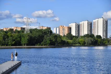 Москва. Посетители на открытии новой пляжной зоны Dream Beach Club на `Острове Мечты`.