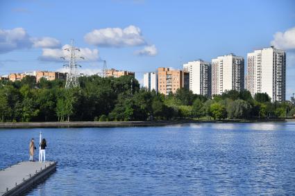 Москва.  Посетители  на открытии новой пляжной зоны Dream Beach Club на `Острове Мечты`.