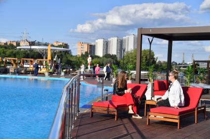 Москва.  Посетители  на открытии новой пляжной зоны Dream Beach Club на `Острове Мечты`.