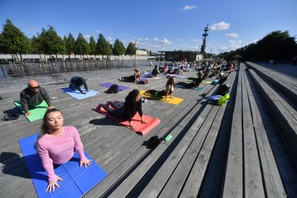 Москва. Участники IX Международного фестиваля йоги Himalaya в парке искусств `Музеон`.