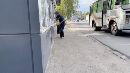 Ульяновская область. г.Димитровград. Мужчина покупает алкоголь из-под полы в одной из местных разливаек.