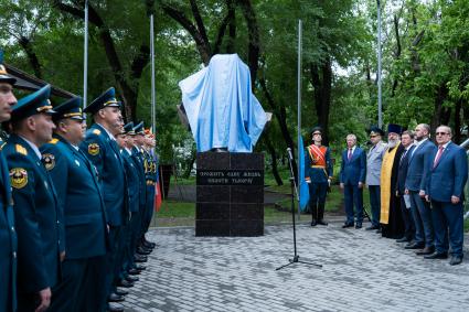 Владивосток. Мэр Владивостока Константин Шестаков (второй справа) и протоиерей Игорь Талько во время торжественного открытия памятника пожарным в сквере `Пожарных и спасателей`.