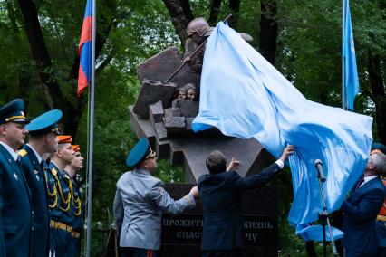 Владивосток. Торжественное открытие памятника пожарным в сквере `Пожарных и спасателей`.