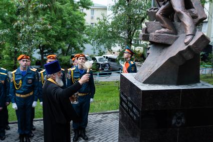 Владивосток. Протоиерей Игорь Талько во время торжественного открытия памятника пожарным в сквере `Пожарных и спасателей`.