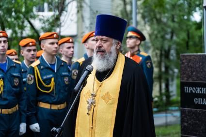 Владивосток. Протоиерей Игорь Талько во время торжественного открытия памятника пожарным в сквере `Пожарных и спасателей`.