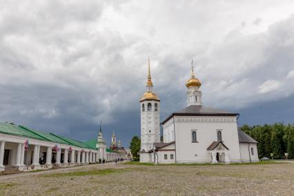 Владимирская область. Суздаль. Вид на церковь Воскресение Славущего Воскресенского прихода.