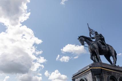 Владимирская область. Владимир. Памятник Владимиру в  парке Пушкина.