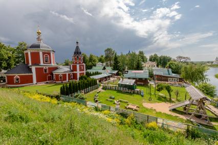 Владимирская область. Суздаль. Вид на  церковь  Успения Пресвятой Богородицы на Княжем дворе.