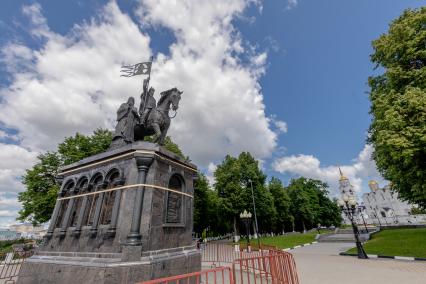 Владимирская область. Владимир. Памятник Владимиру в  парке Пушкина.