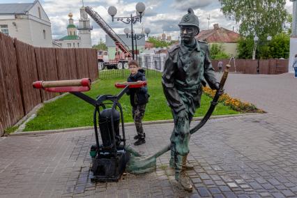 Владимирская область.  Владимир.    Памятник `Пожарный`.