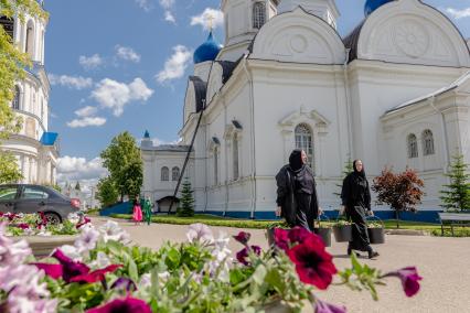 Владимирская область. Суздальский район. Монахини на территории Боголюбского  монастыря Рождества Богородицы.