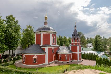 Владимирская область. Суздаль. Вид на  церковь  Успения Пресвятой Богородицы на Княжем дворе.