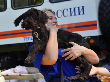 Московская область. Раменское. Сотрудники кинологического отряда  Центроспас  МЧС России с собакой  во время тренировки на учебной площадке в лесопарковой зоне.