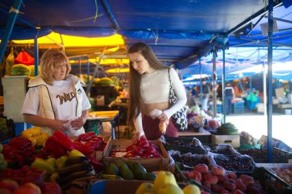 Екатеринбург. Девушка покупает овощи на рынке