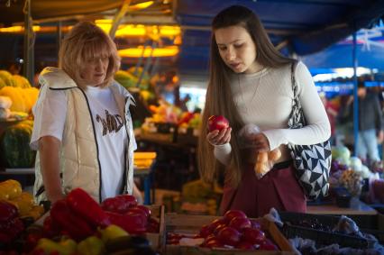 Екатеринбург. Девушка покупает овощи на рынке