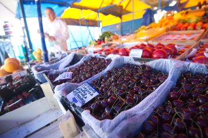 Екатеринбург. Продажа фруктов и ягод на рынке