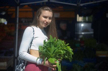 Екатеринбург. Девушка покупает фрукты, овощи и зелень на рынке