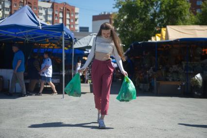 Екатеринбург. Девушка покупает фрукты, овощи и зелень на рынке