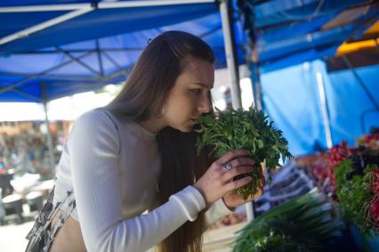 Екатеринбург. Девушка покупает фрукты, овощи и зелень на рынке