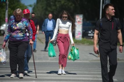 Екатеринбург. Девушка с покупками идет с рынка