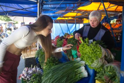 Екатеринбург. Девушка покупает фрукты, овощи и зелень на рынке